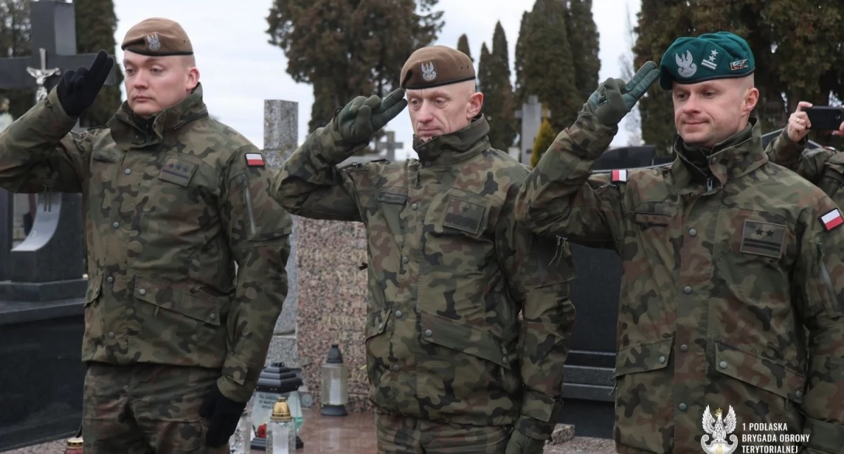 z regionu, Żołnierze 1PBOT odwiedzili grób Czesława Chocieja - zdjęcie, fotografia