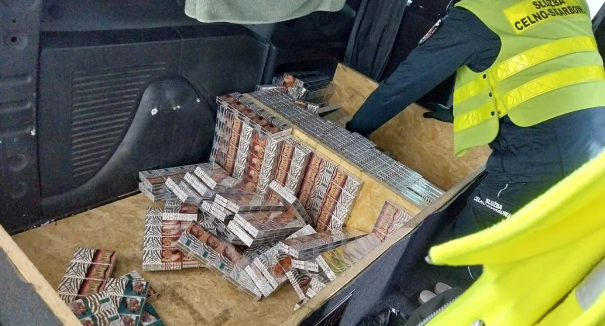 z regionu, kogutami dachu kontrabandą wewnątrz [FOTO] - zdjęcie, fotografia