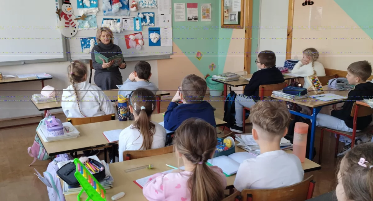 zdjęcie: „Dorośli czytają dzieciom” w SP3