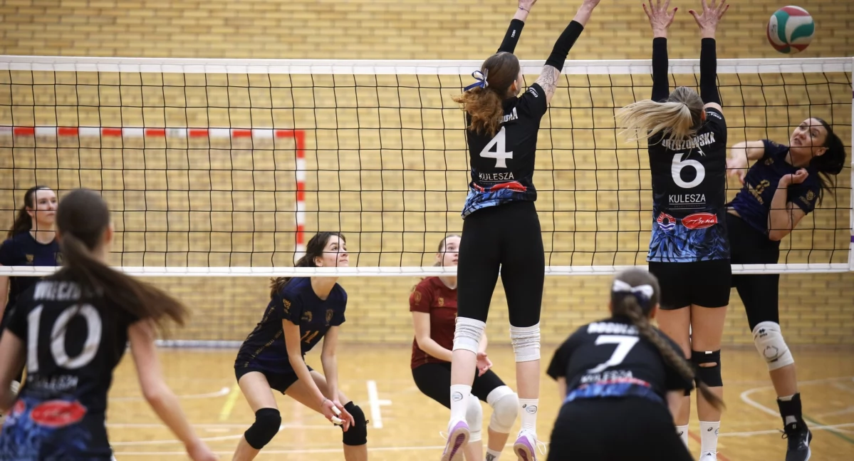siatkówka piłka ręczna, Rekord Zambrów uległ liderowi Porażka siatkarek [FOTO] - zdjęcie, fotografia