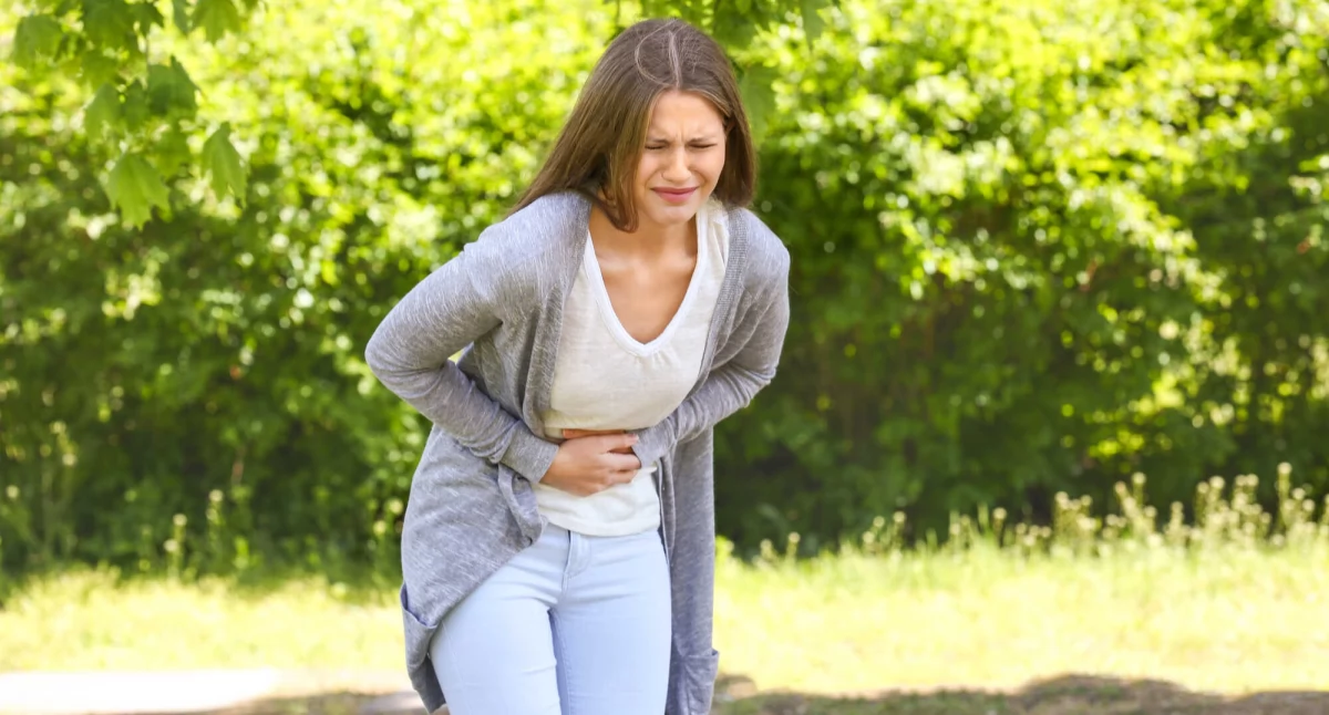 Głodówka i Cola: 5 najczęstszych błędów w leczeniu biegunki, które tylko pogłębiają problem