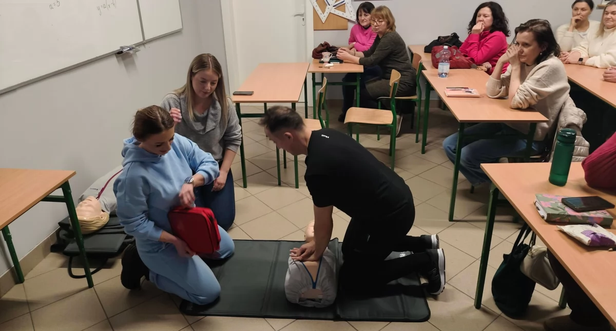 edukacja, Nauczyciele szkoleniu z zakresu udzielania pierwszej pomocy [FOTO] - zdjęcie, fotografia