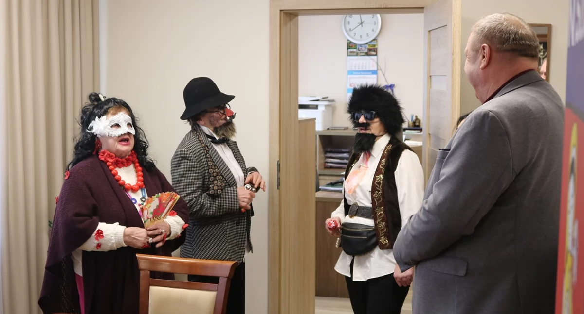 uroczystości obchody, Zapustnicy odwiedzili Urząd Gminy Szumowo [FOTO] - zdjęcie, fotografia