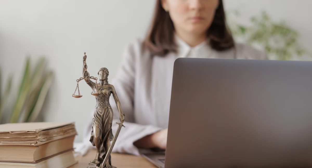 Prawo to Twoje marzenie? Możesz je spełnić w Wyższej Szkole Kształcenia Zawodowego!