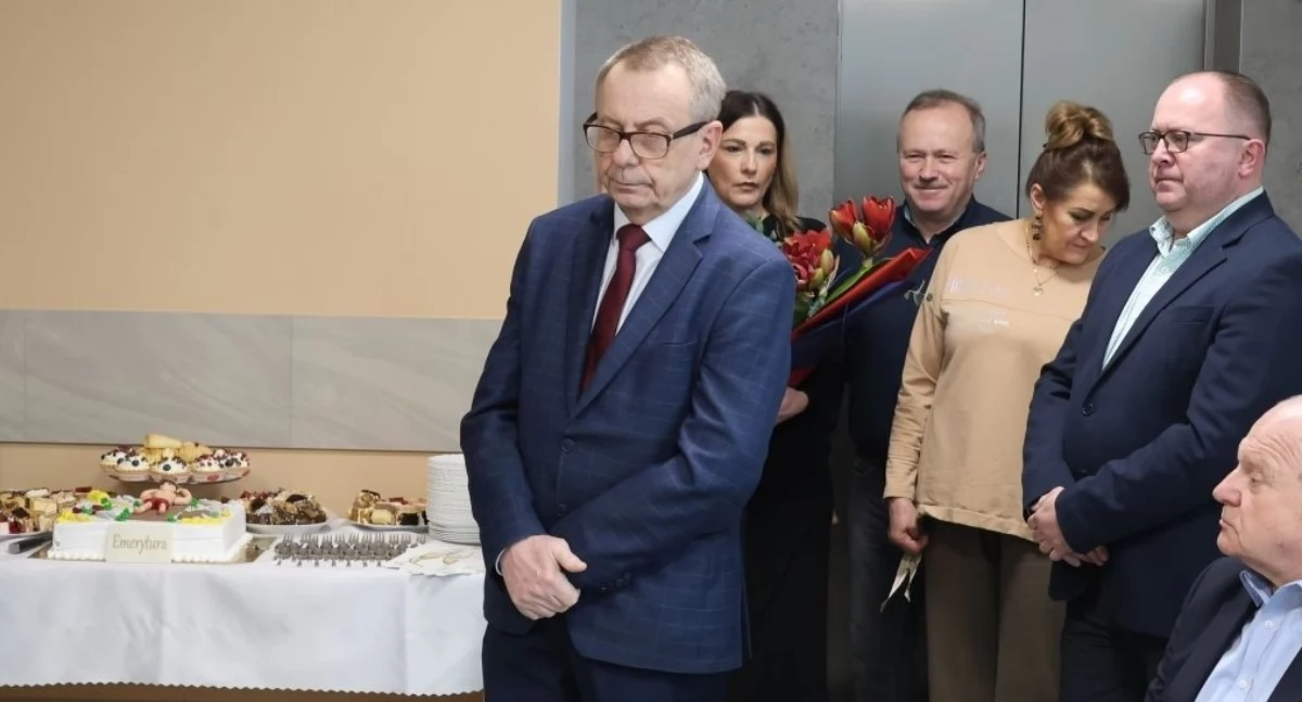 samorząd, Jerzy Przychodzeń odchodzi emeryturę Pożegnanie kierownika pływalni „Delfin” [FOTO] - zdjęcie, fotografia