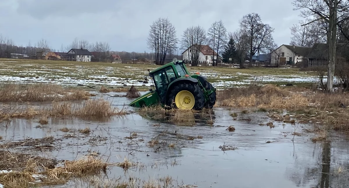 policja, Ucieczka ciągnikiem przed policją zakończona rzece [FOTO] - zdjęcie, fotografia