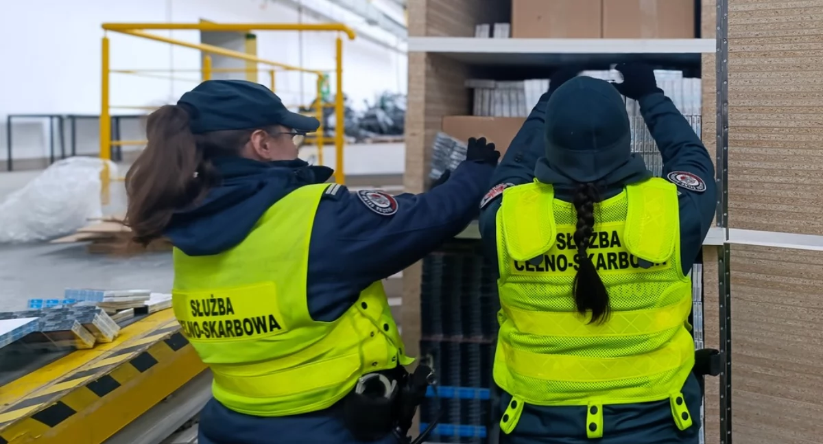 z regionu, Przemyt papierosów meblach Funkcjonariusze przejęli towar [FOTO] - zdjęcie, fotografia