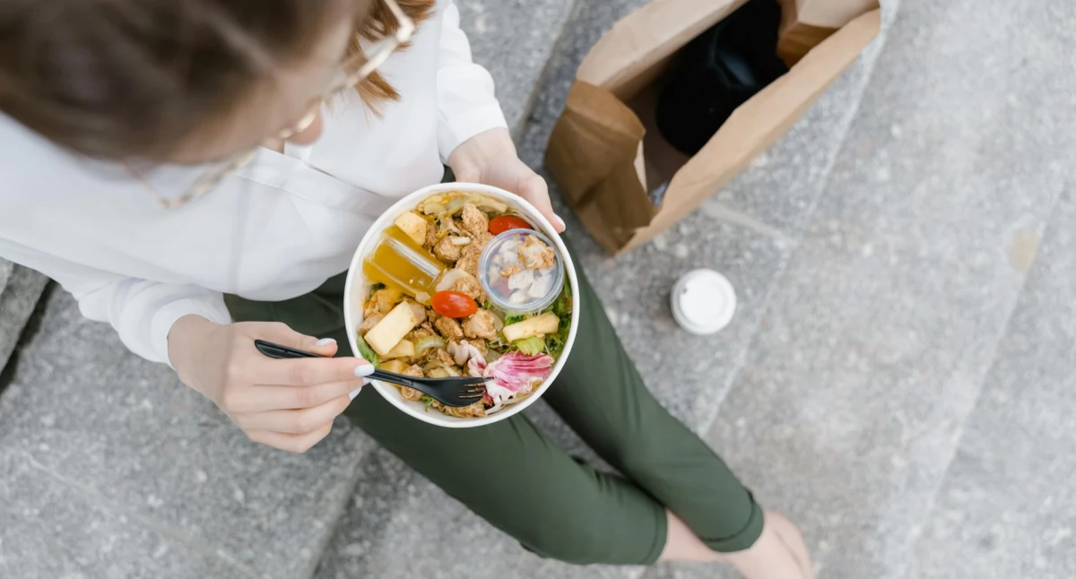 Catering dla firm w Zambrowie – realne wsparcie dla zakładów produkcyjnych i średnich przedsiębiorstw