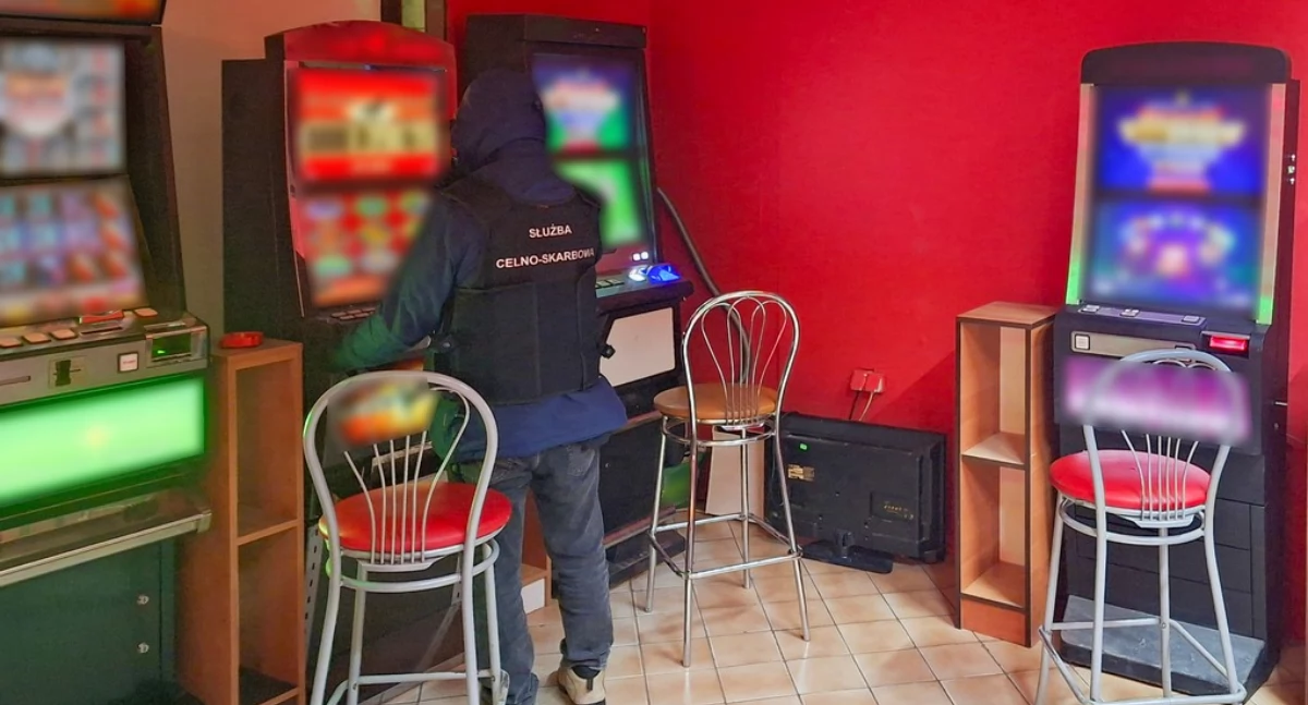 z regionu, Likwidacja nielegalnego salonu Mundurowi przejęli automatów - zdjęcie, fotografia