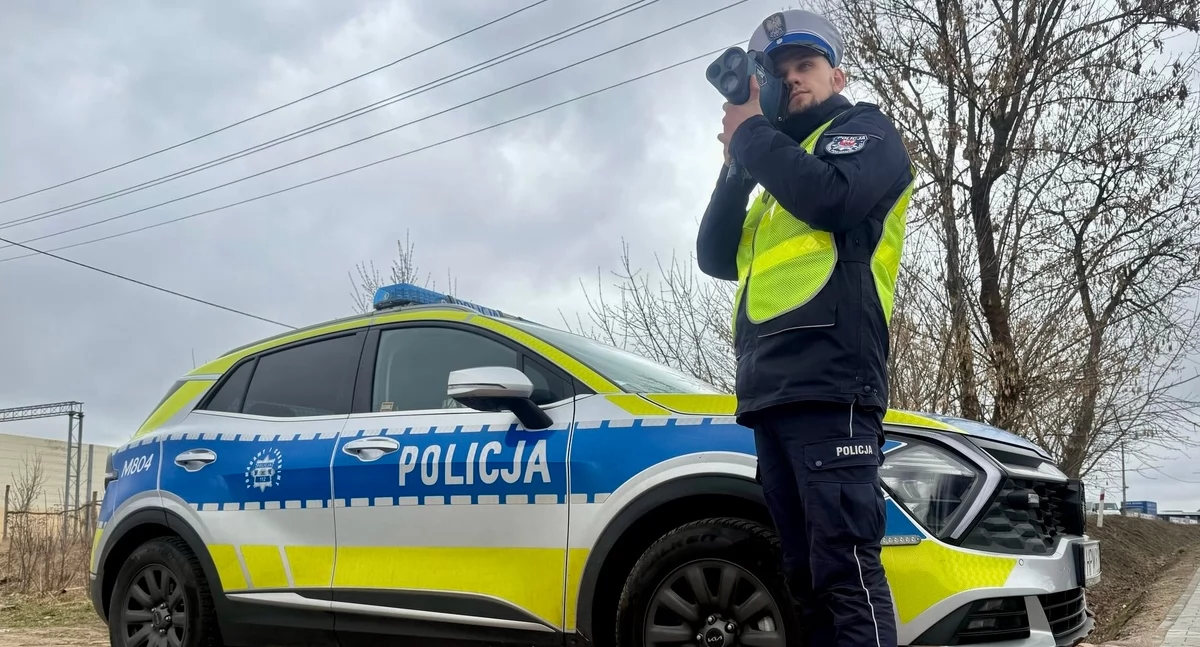 policja, Założył tablicę rejestracyjną innego samochodu pojechał mechanika - zdjęcie, fotografia