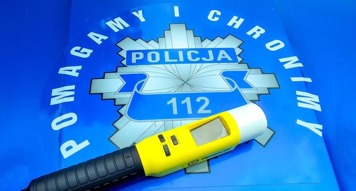 policja, Jechał rozbitym autem mając promile zakazów prowadzenia pojazdów - zdjęcie, fotografia
