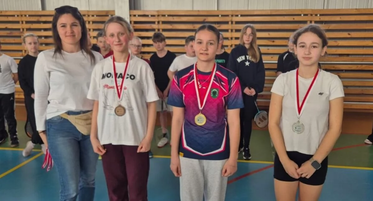 tenis ziemny tenis stołowy badminton, Sukces młodych badmintonistek zambrowskiej „Czwórki” [FOTO] - zdjęcie, fotografia
