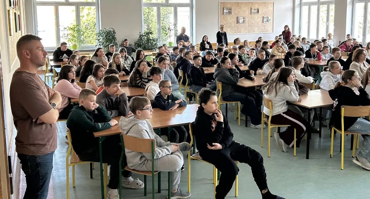 edukacja, Policjanci rozmawiali uczniami Piątki odpowiedzialności prawnej nieletnich bezpieczeństwie sieci hejcie [FOTO] - zdjęcie, fotografia