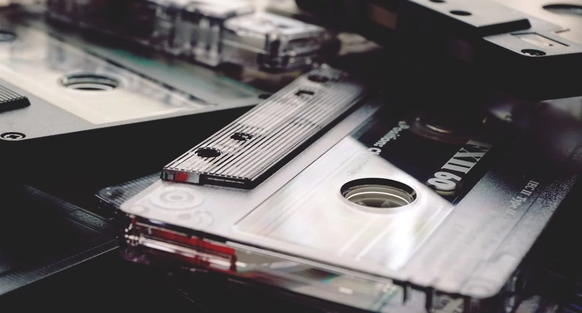artykuł sponsorowany, Popularne kawałki kasetach magnetofonowych nowoczesność wydaniu retro - zdjęcie, fotografia
