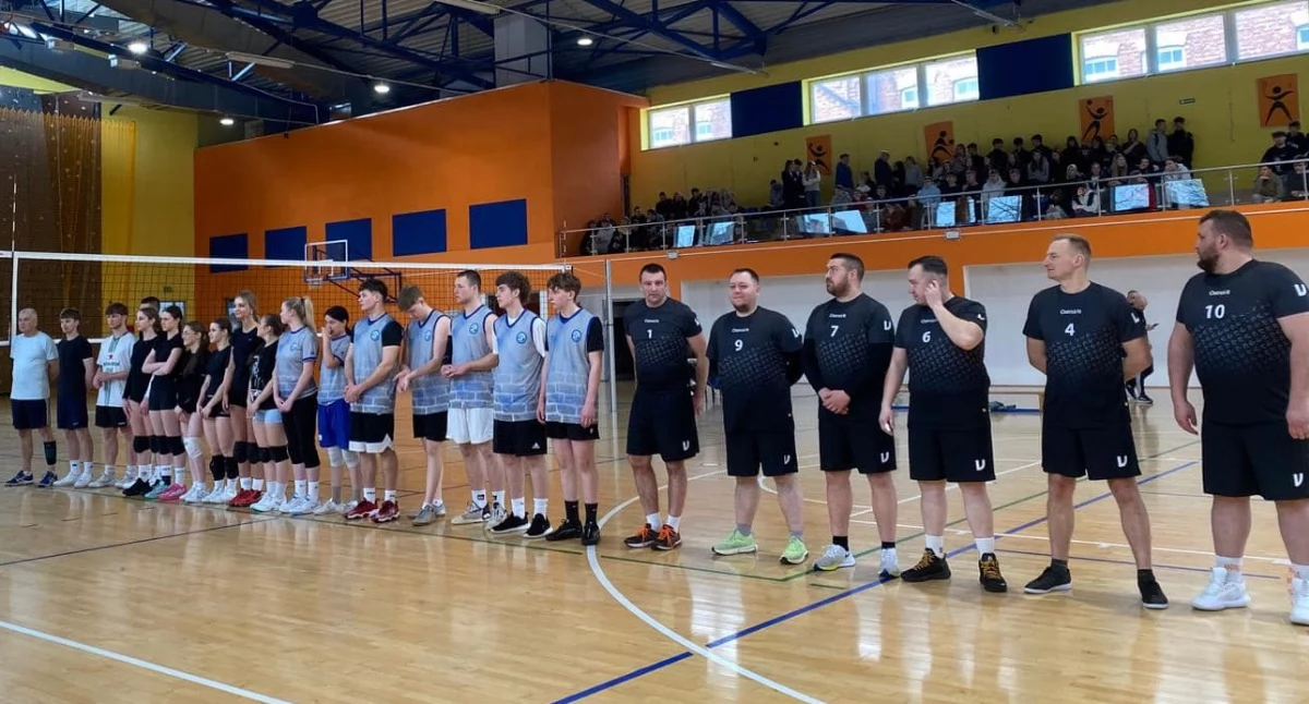 siatkówka piłka ręczna, Siatkarskie zmagania „Czerwoniaku” Policjanci uczniowie zagrali puchar komendanta [FOTO] - zdjęcie, fotografia