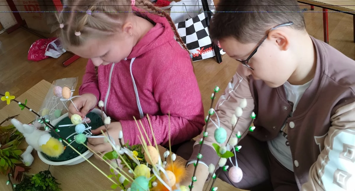 edukacja, Wielkanocne warsztaty zambrowskiej Trójce Pierwszoklasiści wykonali świąteczne stroiki [FOTO] - zdjęcie, fotografia