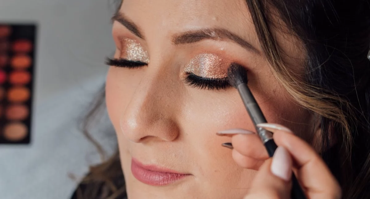 fot. pexels.com, Makijaż odmładzający dla cery dojrzałej – jakich błędów unikać po 40. i 50. roku życia?