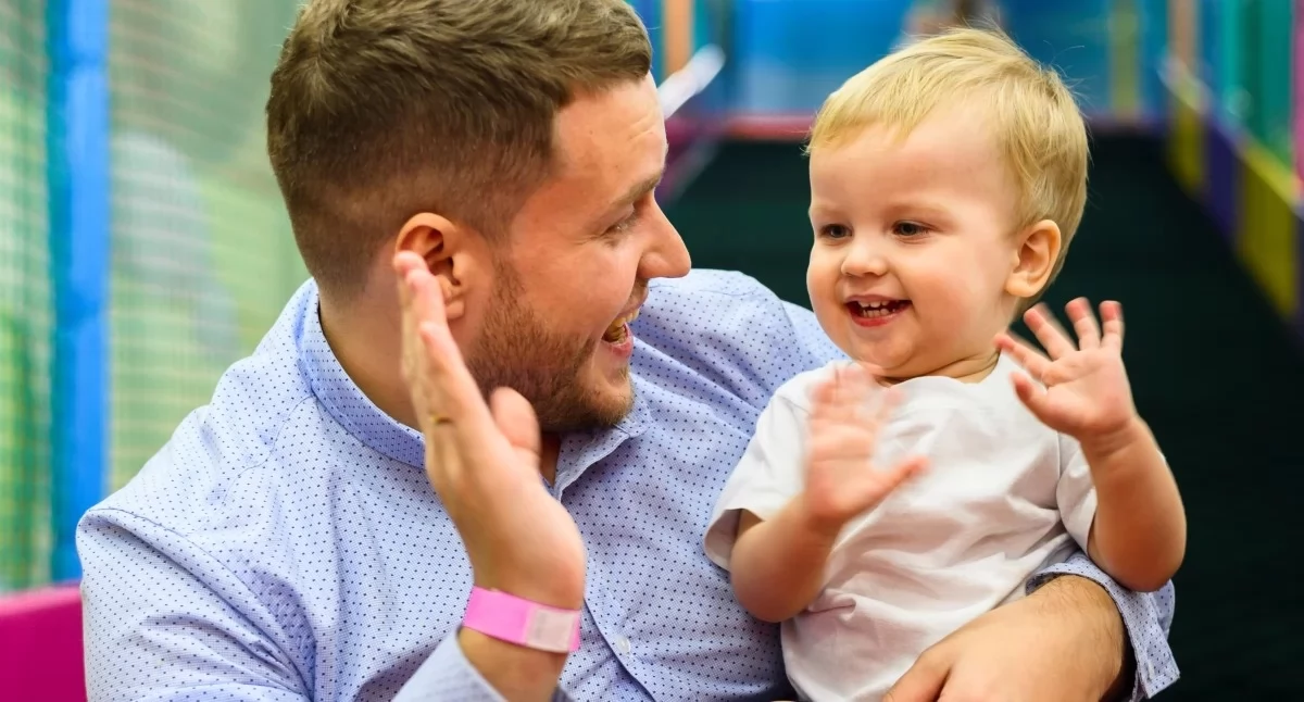  biznes i praca, Ojcowie coraz częściej korzystają urlopów rodzicielskich tempo wzrostu spada - zdjęcie, fotografia