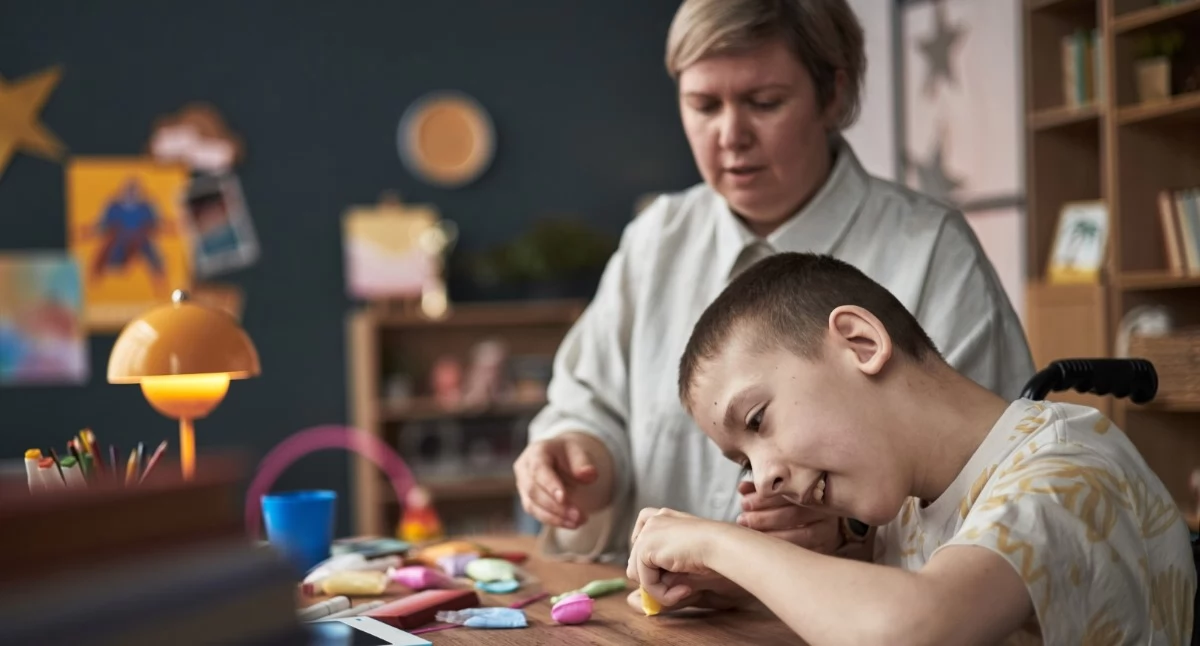 Chcesz pomagać młodzieży z niepełnosprawnością w nauce zawodu? Zdobądź kwalifikacje z zakresu pedagogiki specjalnej