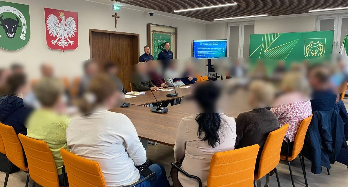 policja, Policjanci spotkali sołtysami przedstawicielami gminy Zambrów - zdjęcie, fotografia
