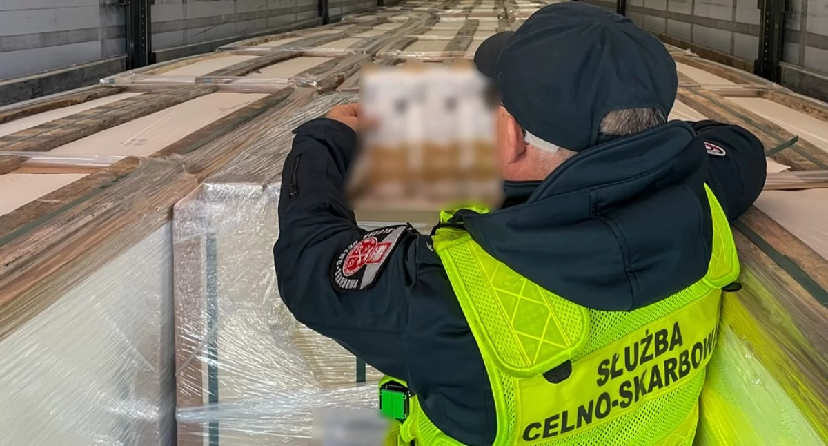 z regionu, Funkcjonariusze przejęli miliony podrobionych opakowań papierosów [FOTO] - zdjęcie, fotografia