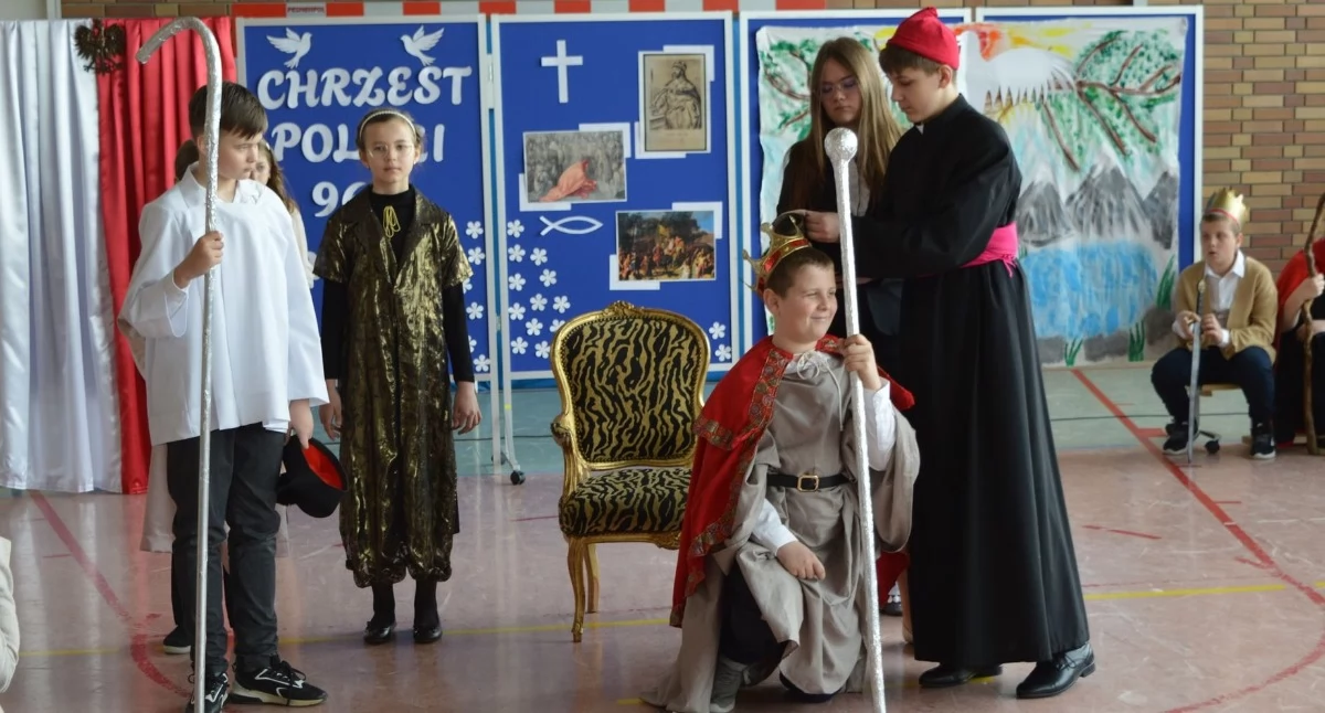 edukacja, Szkoła Podstawowa Starym Zakrzewie uczciła rocznicę chrztu Polski [FOTO] - zdjęcie, fotografia