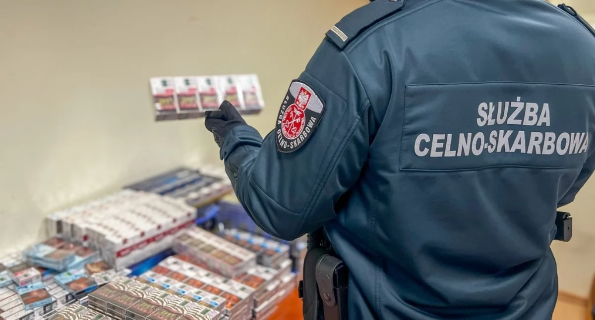 z regionu, Przemyt sześciu autach granicy Funkcjonariusze przejęli tysiące paczek papierosów - zdjęcie, fotografia