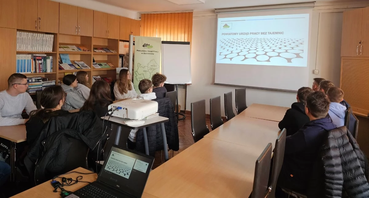 edukacja, Przyszli absolwenci odwiedzili Powiatowy Urząd Pracy Zambrowie [FOTO] - zdjęcie, fotografia