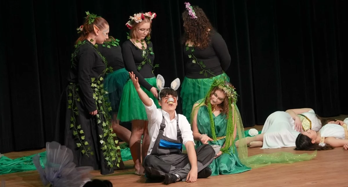 zdjęcie: „Sen nocy letniej” Szekspira w wykonaniu aktorów Koła Teatralnego „Antrakt” ILO
