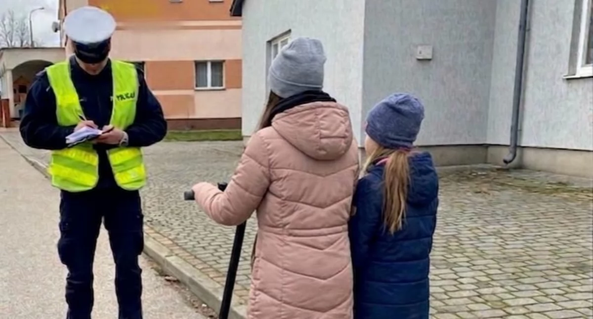 policja, nastolatki jednej hulajnodze Interweniowali policjanci - zdjęcie, fotografia