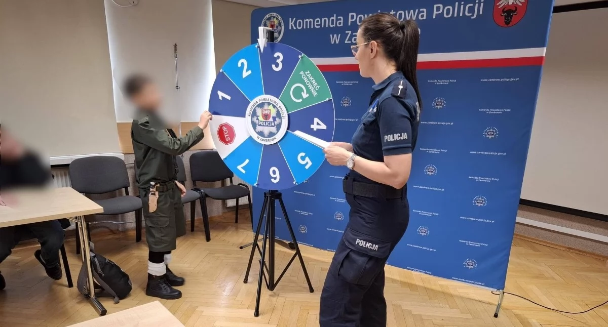 policja, Zambrowski Zastęp Związku Harcerstwa Rzeczypospolitej „Żubry” wizytą policjantów [FOTO] - zdjęcie, fotografia