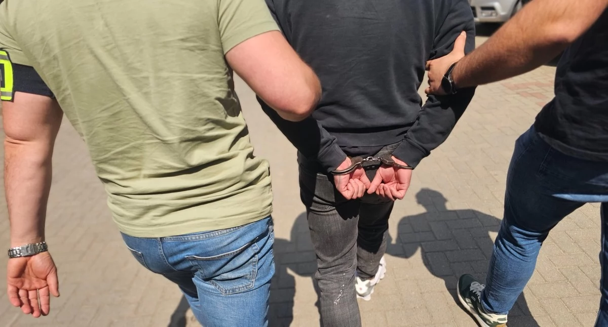 policja, Chciał wyłudzić tysięcy złotych Wpadł seniorka przeliczała gotówkę [FOTO] - zdjęcie, fotografia