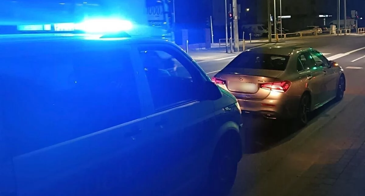 policja, Zambrowscy policjanci zatrzymali dwóch nietrzeźwych kierujących Jeden jechał otwartą klapą bagażnika - zdjęcie, fotografia