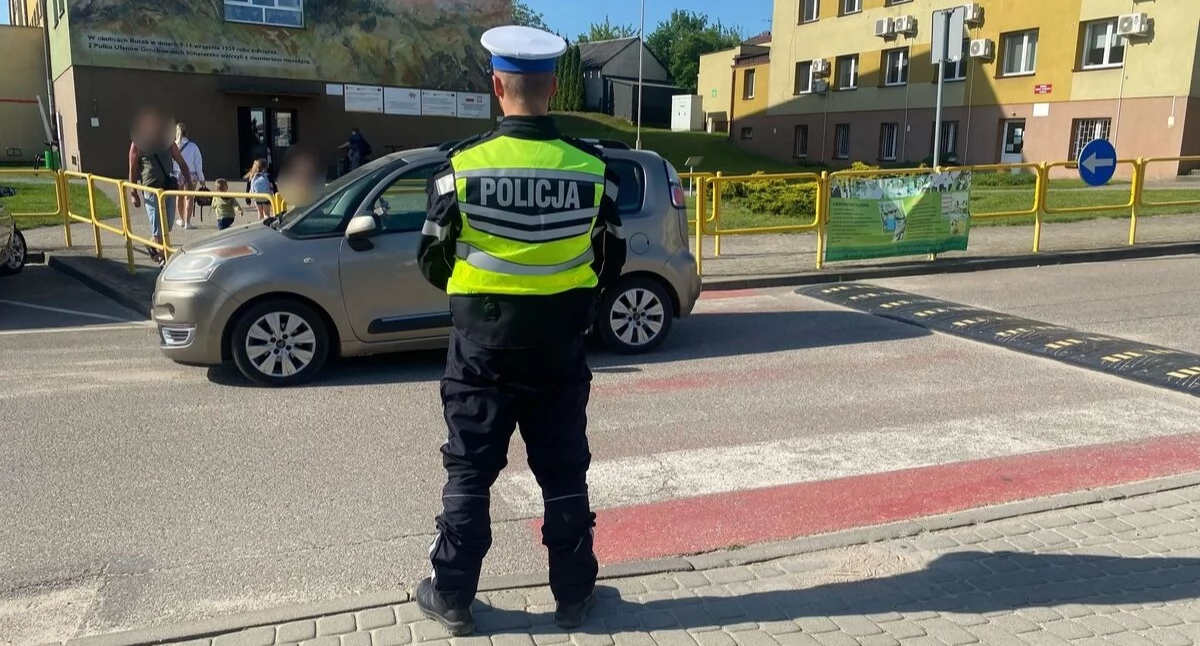 policja, Policjanci kontrolowali rejon szkoły Rutkach [FOTO] - zdjęcie, fotografia