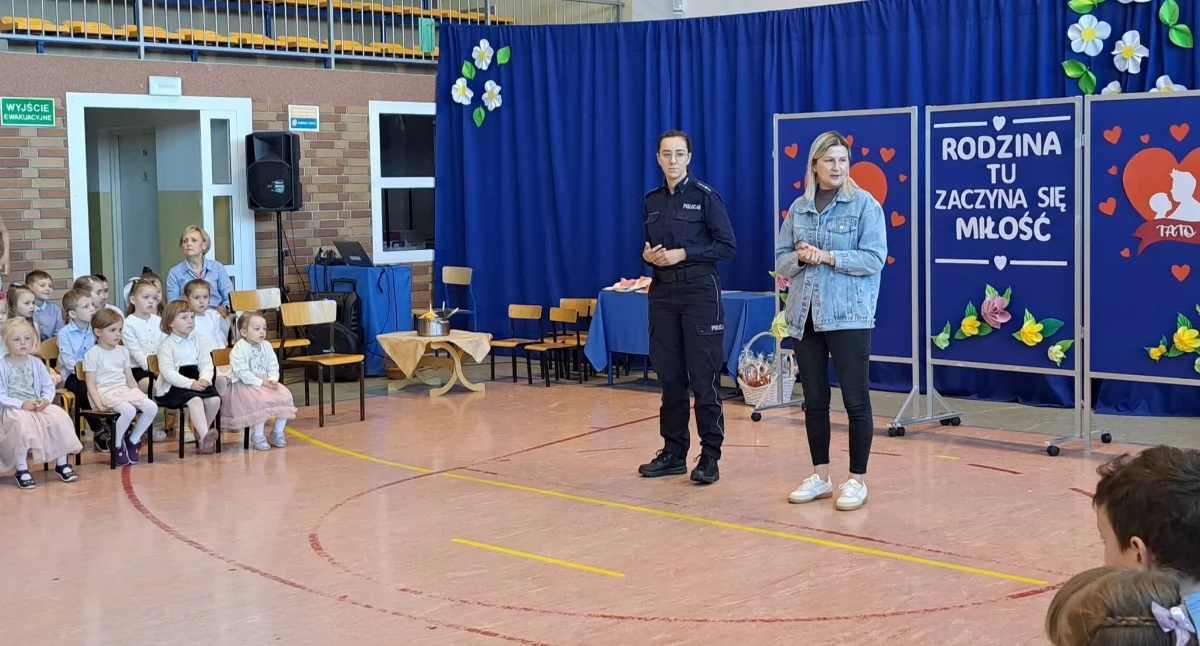 edukacja, Zambrowscy policjanci rozmawiali uczniami Starym Zakrzewie bezpieczeństwie drogach [FOTO] - zdjęcie, fotografia