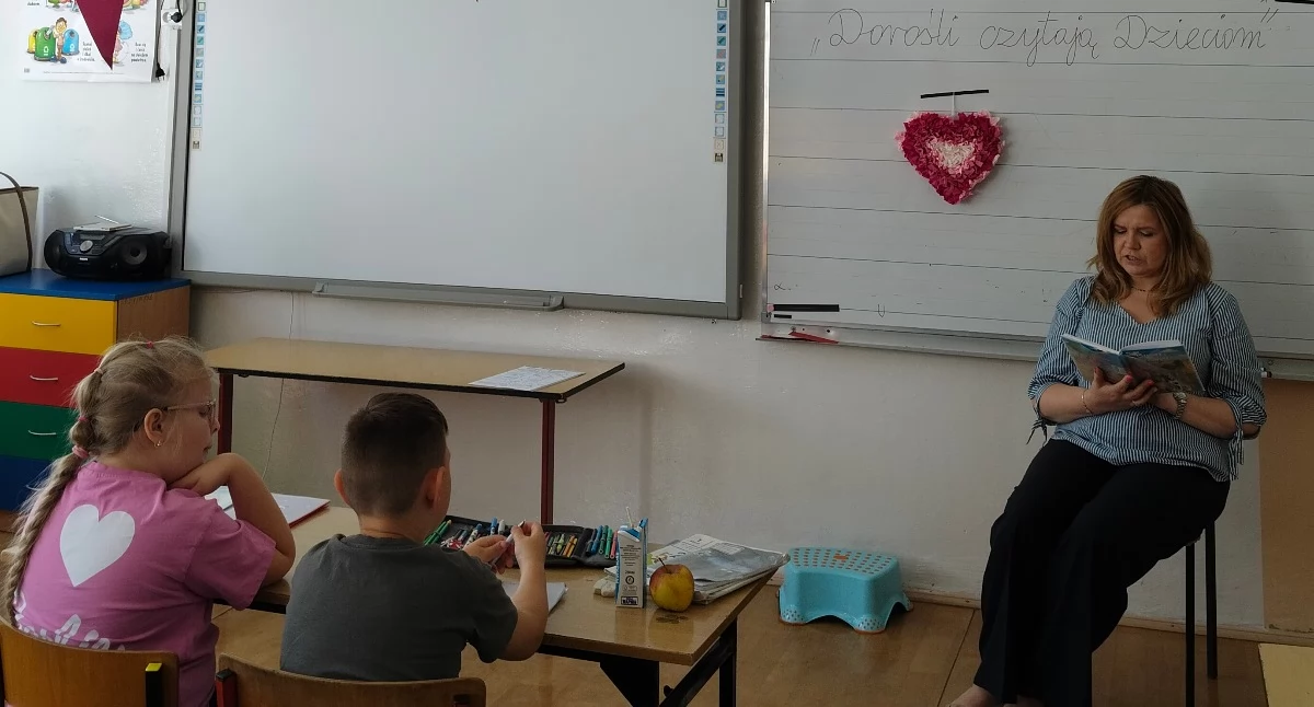 edukacja, Dorośli czytają pierwszoklasistom zambrowskiej „Trójce” [FOTO] - zdjęcie, fotografia