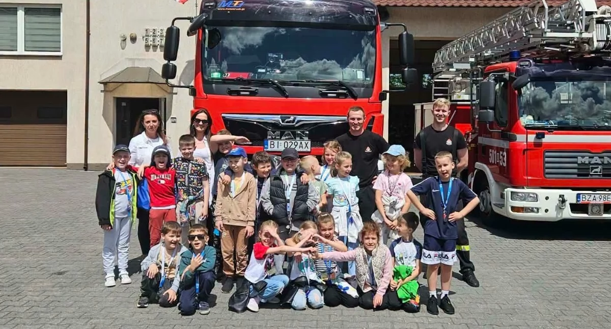edukacja, Pierwszoklasiści Czwórki odwiedzili zambrowskich strażaków [FOTO] - zdjęcie, fotografia