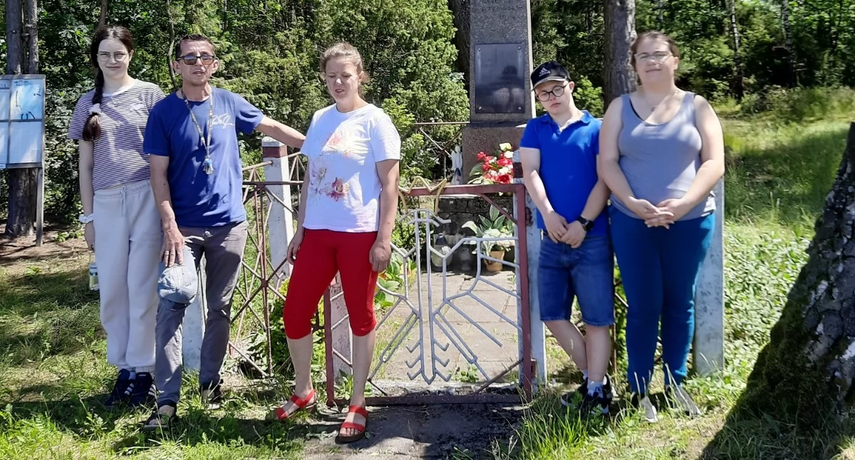 edukacja, Uczniowie Długoborzu porządkowali mogiłę Olszewie [FOTO] - zdjęcie, fotografia