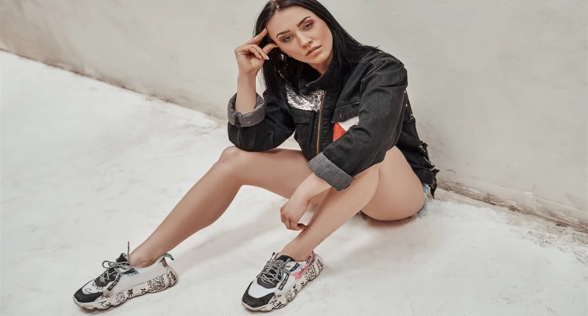 artykuł sponsorowany, Globalne inspiracje prosto Instagrama przeczytaj najnowszych trendach sneakersach damskich - zdjęcie, fotografia