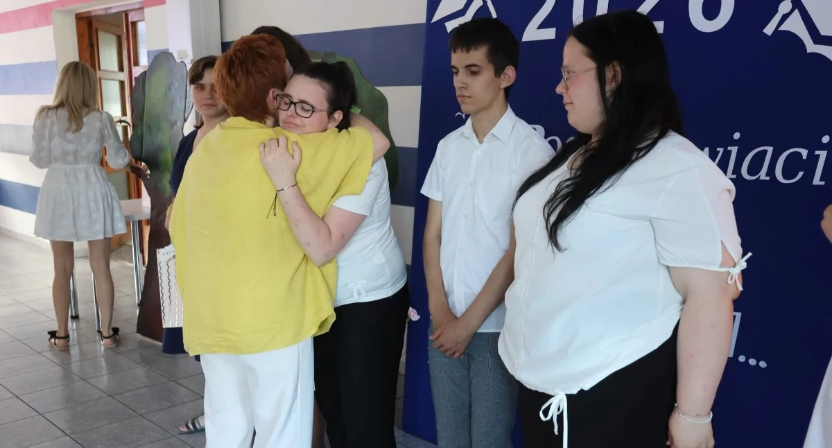 edukacja, Absolwenci pożegnali Długoborzu [FOTO] - zdjęcie, fotografia