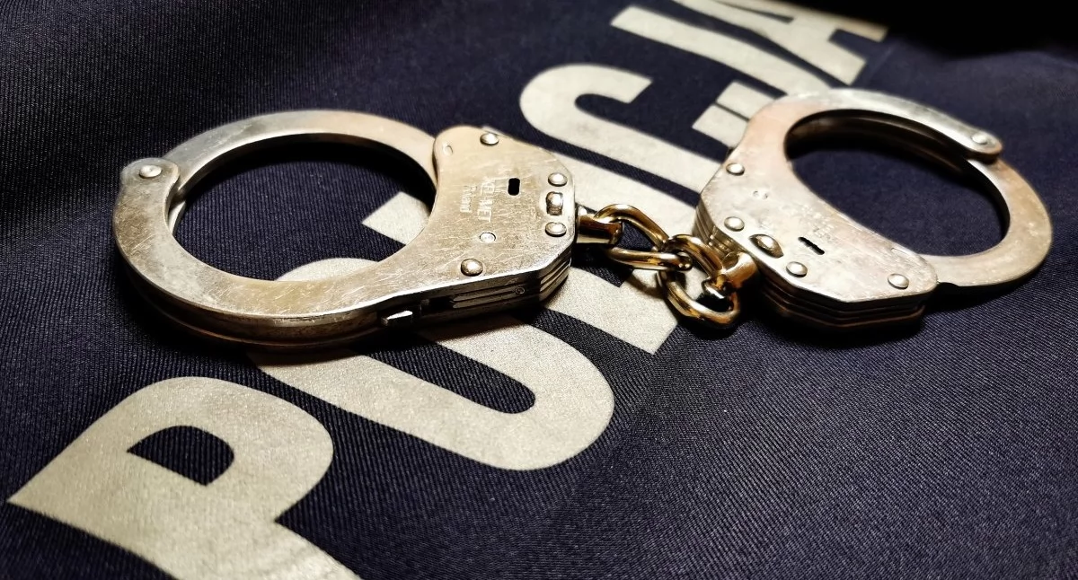 policja, Policjanci zatrzymali dwóch poszukiwanych Mężczyźni wpłacili grzywny uniknęli więzienia - zdjęcie, fotografia