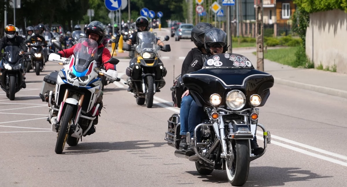 motoryzacja, Parada motocykli pokaz jazdy kaskaderskiej Motocykliści opanowali Zambrów [FOTO+VIDEO] - zdjęcie, fotografia