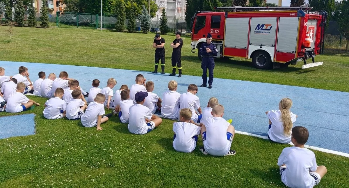 policja, Policjanci strażacy rozmawiali dziećmi bezpieczeństwie - zdjęcie, fotografia