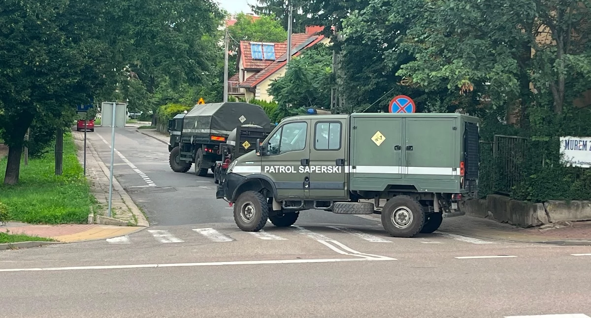 policja, Odnaleziono minę przeciwpancerną Ewakuowano osób komendę policji - zdjęcie, fotografia