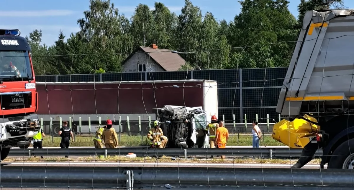 zdjęcie: Wypadek na trasie S8. Bus uderzył w pojazd drogowców