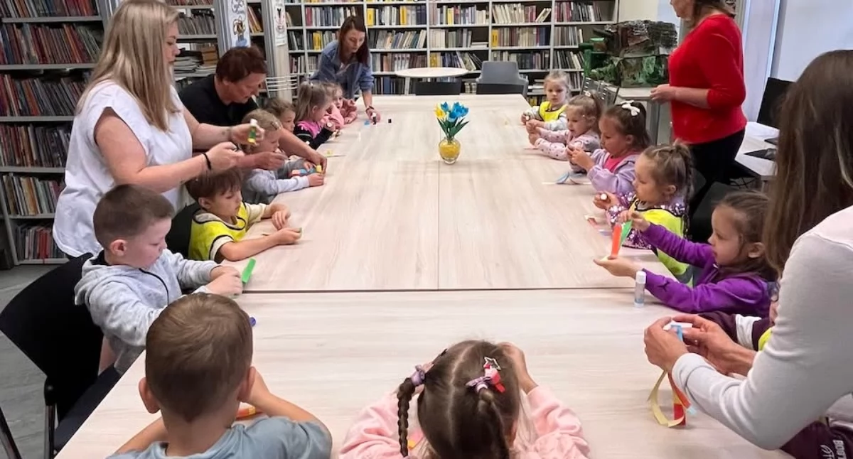 rekreacja wypoczynek, Przedszkolaki odwiedziły Miejską Bibliotekę Publiczną Zambrowie [FOTO] - zdjęcie, fotografia