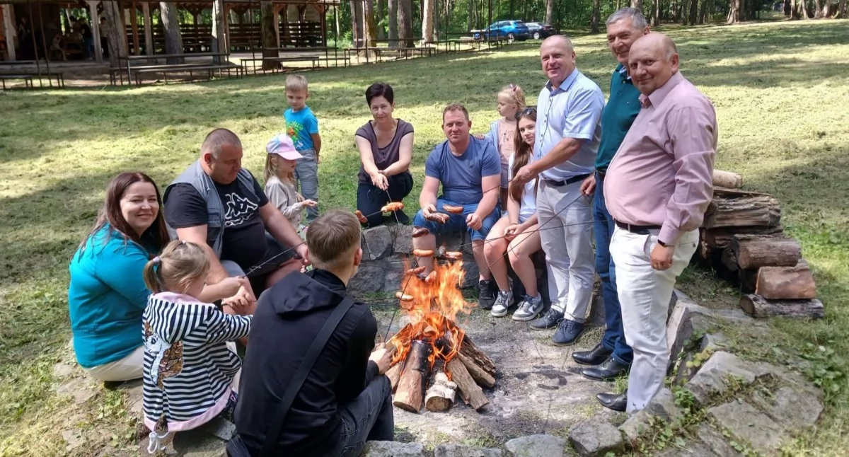 rekreacja wypoczynek, Rodziny zastępcze powiatu zambrowskiego odwiedziły Czerwony Poznały wojsko służbę więzienną [FOTO] - zdjęcie, fotografia