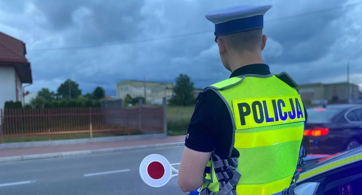 policja, Popisywał quadzie przed galerią handlową latek stracił prawo jazdy - zdjęcie, fotografia