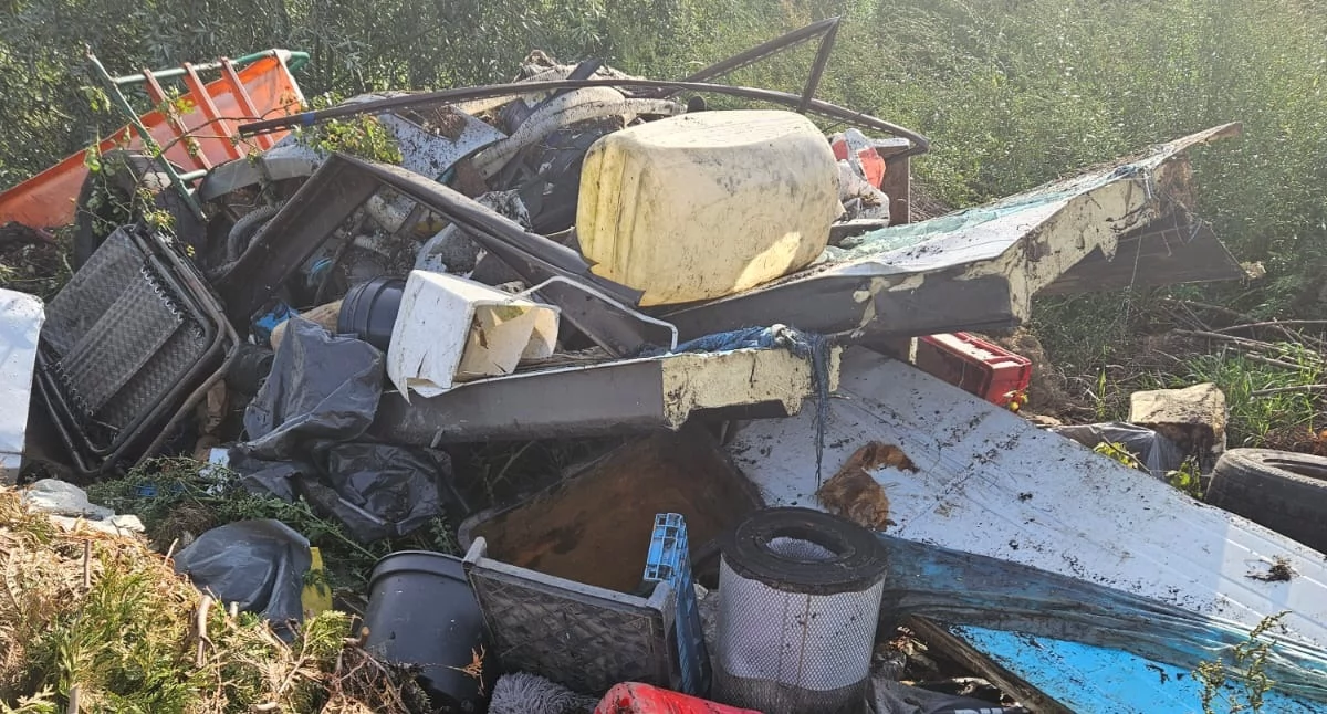 komunikat, Porzucił śmieci Maciejowej Górze Urząd Gminy Szumowo sprawcy godziny [FOTO] - zdjęcie, fotografia
