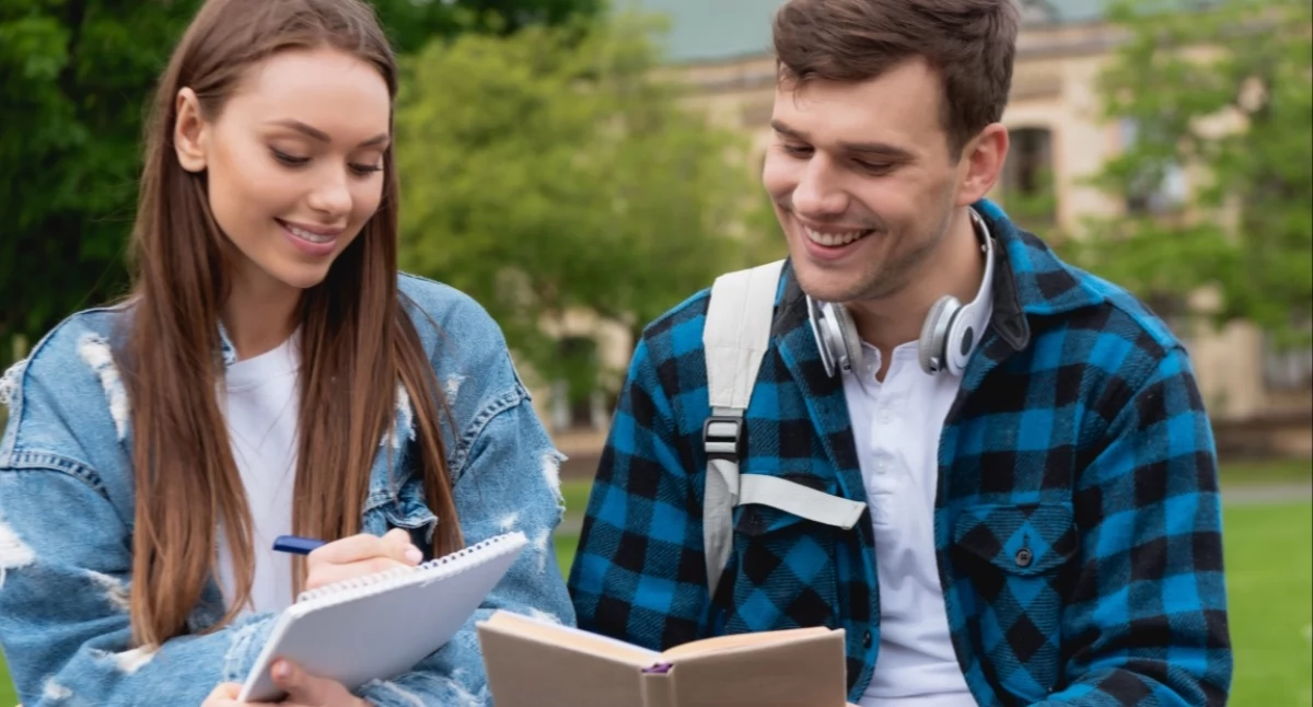 Studia dla niezdecydowanych? Porównaj administrację i psychologię i wybierz świadomie